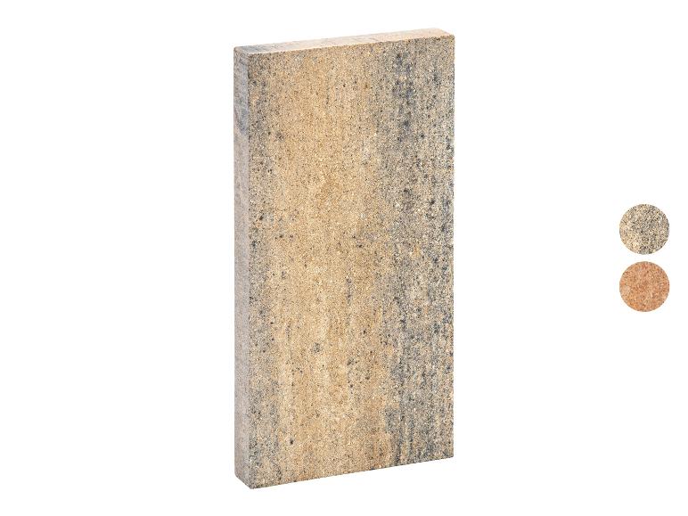 Ein rechteckiger Pflasterstein in Beige- und Grautönen mit rauer Textur.