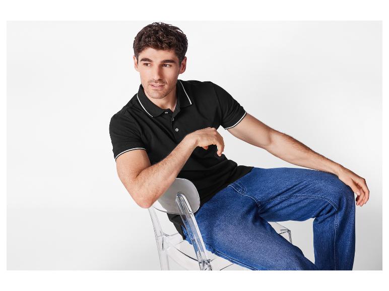 Schwarzes Polo und Jeans: lässige Herrenmode.