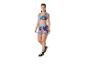 Sportlerin in Top, Shorts und Sportschuhen mit Blumenmuster.