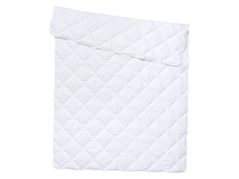 Weißer gesteppter Matratzenschoner oder Bettdecke