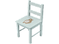 Hellblauer Kinderholzstuhl mit schlafendem braunem Bären auf der Sitzfläche.