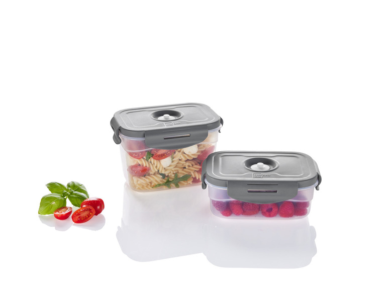 Zwei Lock & Lock Lunchboxen mit Pasta und Himbeeren.