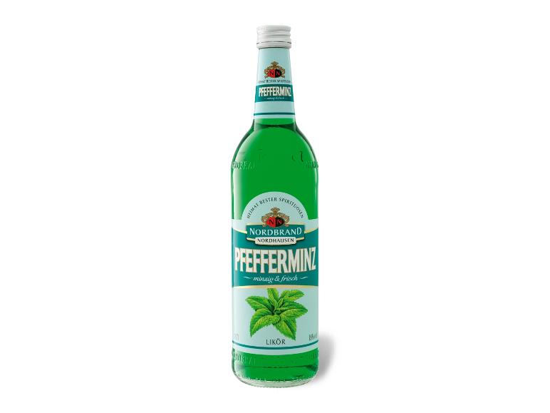 Grüne Flasche Pfefferminzlikör mit einem Etikett, das Minzblätter zeigt.