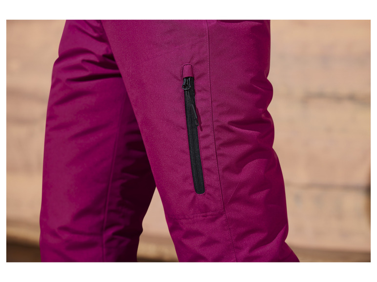 Nahaufnahme einer rosa Hose mit einer Reißverschlusstasche.