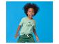 Junge in grünem T-Shirt mit Dinosaurier-Print und grünen Shorts