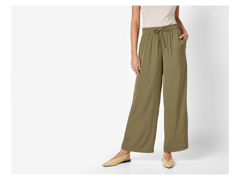 Khaki-farbene weite Hose und beige Ballerinas.