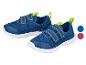 Zwei blaue Kindersneaker mit lindgrünen Akzenten und Klettverschlüssen.