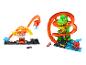 Zwei Hot Wheels Spielsets mit Dinosaurier- und Schlangenthema, mit Strecken und Autos.