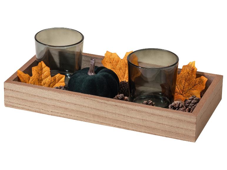 Herbstliches Dekotablett mit zwei dunklen Glas-Kerzenhaltern, einem Samtkürbis und Blättern