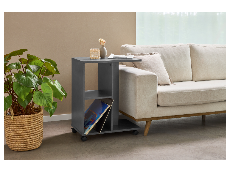 Moderner Beistelltisch auf Rollen neben einem beigen Sofa.