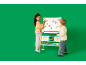 Zwei Kinder spielen mit einer Staffelei aus Holz mit Magnetbuchstaben, einem Abakus und einer Uhr.