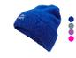 Blaue Wintermütze mit Logo, mit Farbmustern an der Seite.