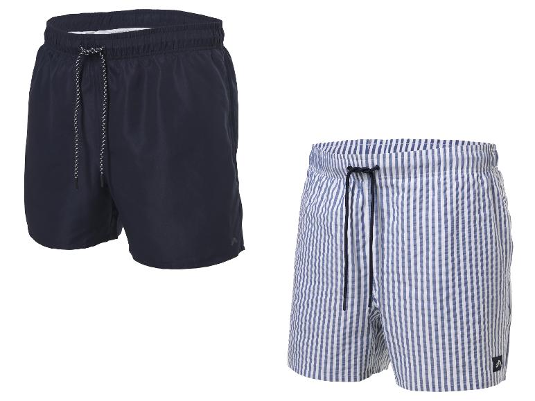 Dunkelblaue Badeshorts und weiß-blau gestreifte Badeshorts.