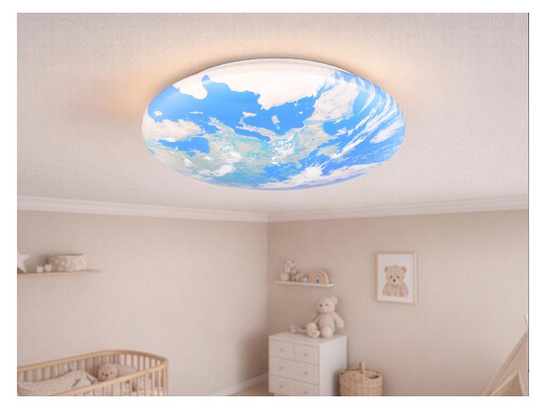 Deckenleuchte im Erdball-Design in einem Kinderzimmer mit Babybett und Kommode.