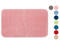 Eine rosa Badezimmermatte in verschiedenen Farben.