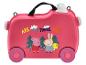 Rosa Kinder-Rollkoffer mit Zeichentrickfiguren und dem Text „ARE WE THERE YET?“.