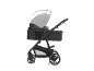 Schwarzer Kinderwagen mit verstellbarem Verdeck und Ablagekorb.