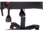 Detailansicht der Einstellhebel eines schwarz-roten Gaming-Stuhls.
