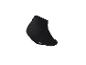 Schwarze kurze Socke mit weißen Details an der Sohle