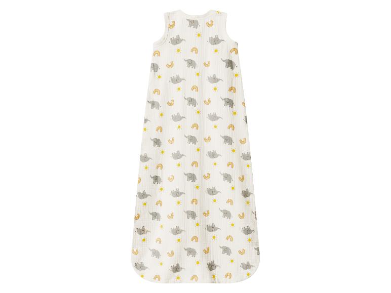 Weißer Babyschlafsack mit Muster aus grauen Elefanten, gelben Sonnen und orangefarbenen Regenbögen.