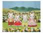 SYLVANIAN FAMILIES Sammelfigur Familie: Vier Hasenfiguren in bunter Kleidung auf einer Blumenwiese.