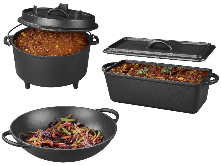 Gusseisen-Kochgeschirr-Set: Dutch Oven mit Chili, Auflaufform mit Chili und Wok mit Gemüse.