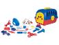 Ein Veterinär-Spielzeugset mit einer Transportbox für Haustiere und Zubehör.