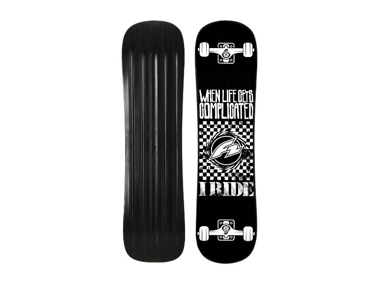 Zwei Skateboards, eines schwarz und glatt, das andere mit Renndesign.