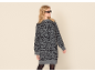Graues und schwarzes Leoparden-Strickkleid für Damen, mit Sonnenbrille.