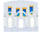 Schlossinterieur mit Bögen, Säulen, Fenstern und blauen Bannern.