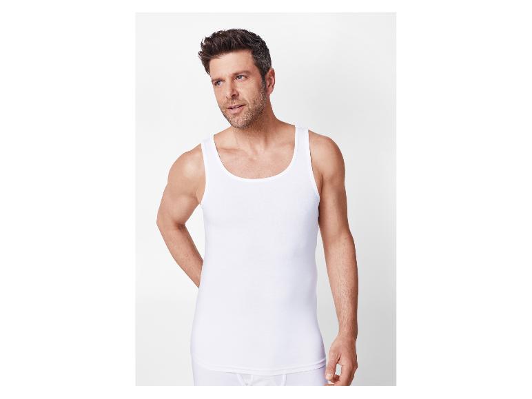 Mann in weißem Unterhemd und Unterhose