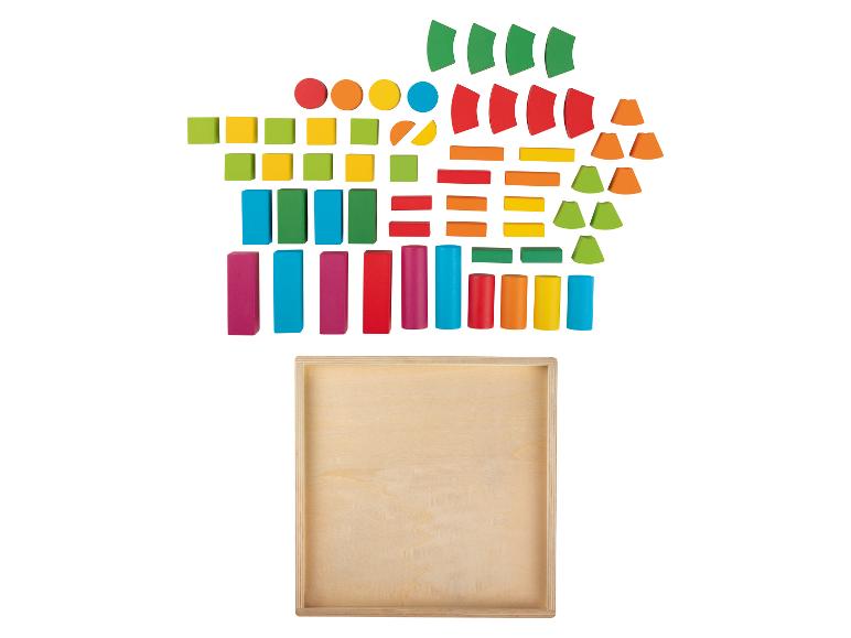 Farbige Bausteine in Form von Quadraten, Rechtecken, Kreisen und Halbkreisen in einer Holzkiste.