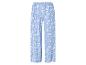 Hellblaue, weite Hose mit Blumenmuster.