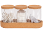 Badezimmer-Organizer mit Wattestäbchen, Abschminkpads und Zahnseide-Sticks.