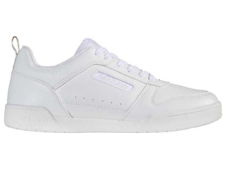 Weiße Sportschuhe mit weißen Schnürsenkeln und perforierten Details.