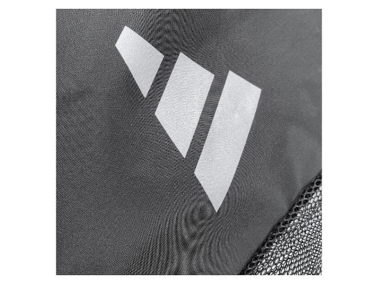 Dunkelgrauer Stoff mit drei weißen diagonalen Streifen und einer schwarzen Netztasche.