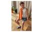 Mann in weißem Tanktop und blauen Shorts, mit orangefarbenem Handtuch über der Schulter, sitzt auf Holzstufen.