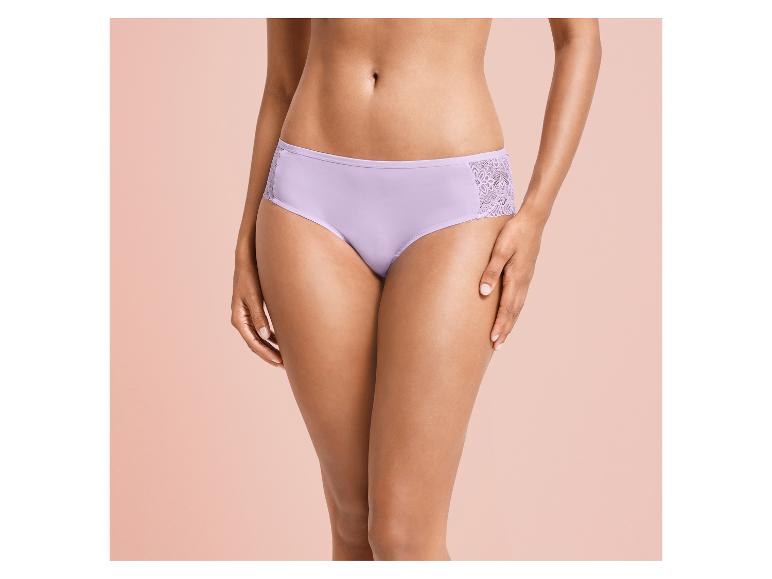 Lilafarbene Unterhose mit Spitze an den Seiten.