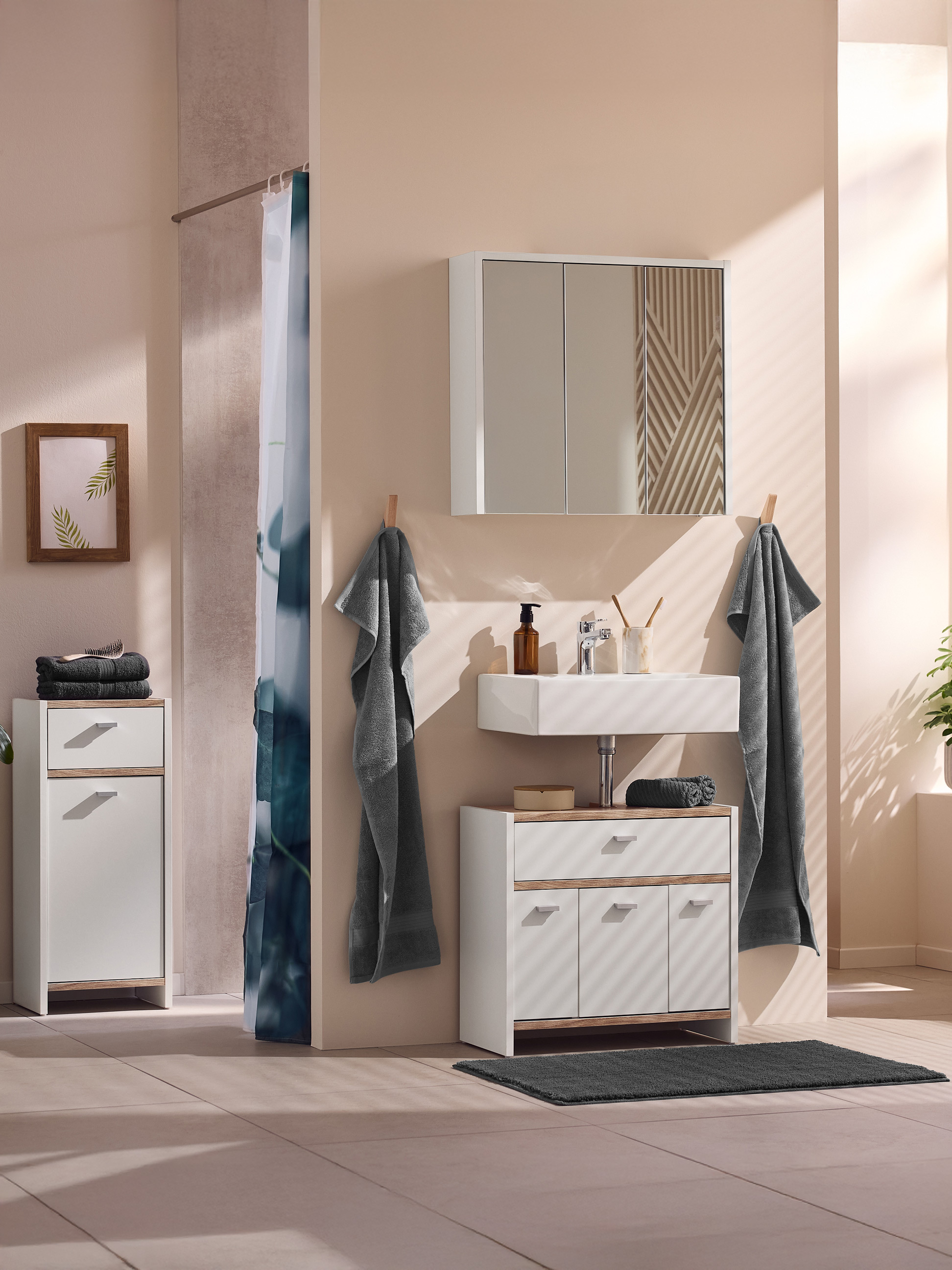 Modernes Badezimmer mit weißem und Holz-Waschtischunterschrank, Spiegelschrank und Duschvorhang.