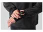 Mann in schwarzem Langarm-Sportshirt mit Smartwatch am Handgelenk