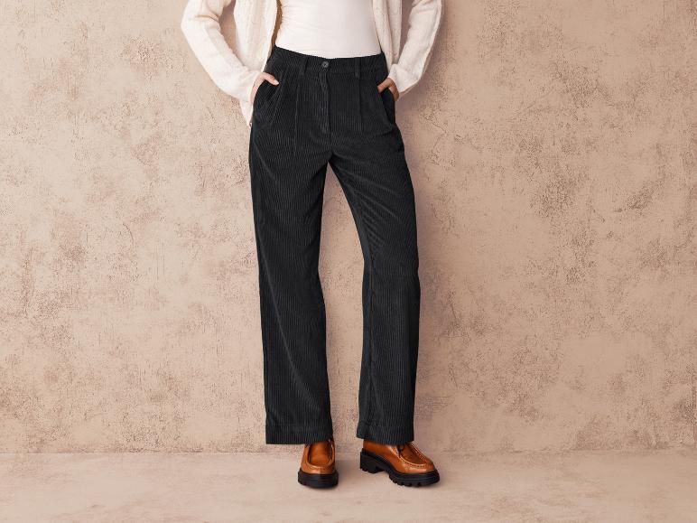 Dunkelblaue Cordhose mit braunen Schuhen.
