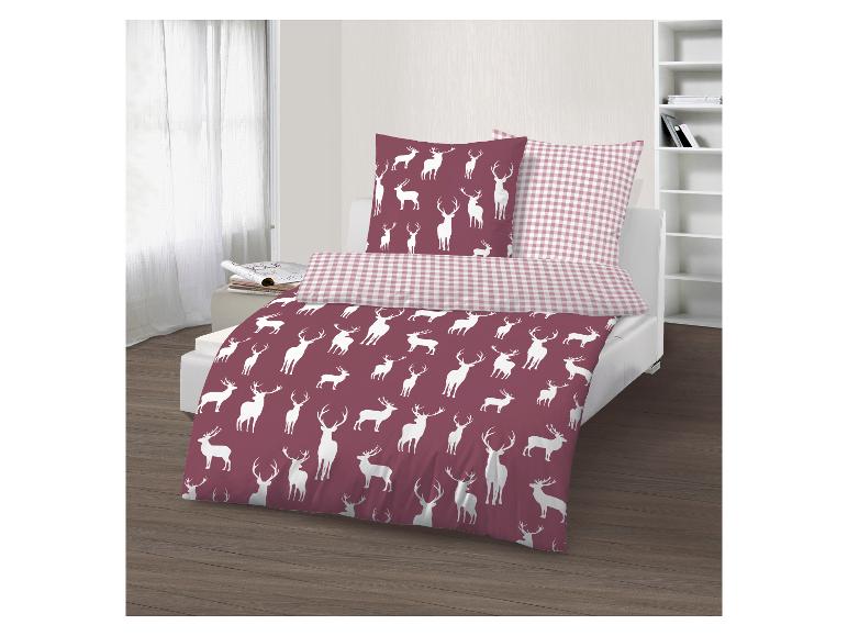 Ein bordeauxrotes Bettbezugset mit weißem Rentiermotiv und einem rosa kariertes Kissenbezug.