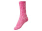 Eine rosa Wollsocke mit Rippenstruktur.