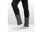 Frau trägt schwarze Leggings, weiße Socken und graue Strickstulpen.