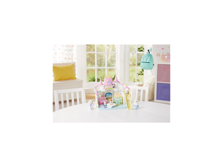 Kindergarten-Spielset mit rosa Schloss, Spielzeugtieren und Zubehör auf einem weißen Tisch.
