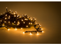 Warmweiße LED-Weihnachtsbeleuchtung auf einer dunkelgrünen Tannengirlande.