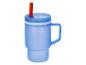 Blauer Kinderbecher mit orangefarbenem Strohhalm und Henkel