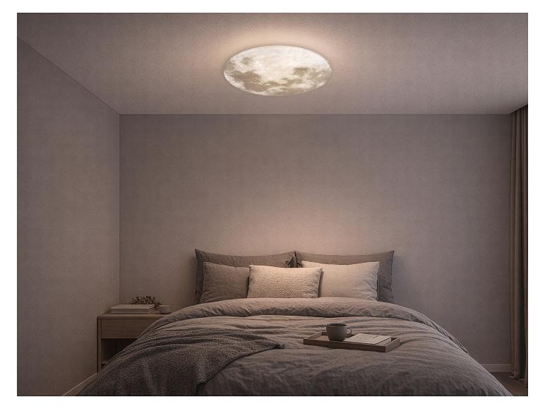 Mondförmige Deckenleuchte beleuchtet ein gemütliches Schlafzimmer mit Bett und Nachttisch.
