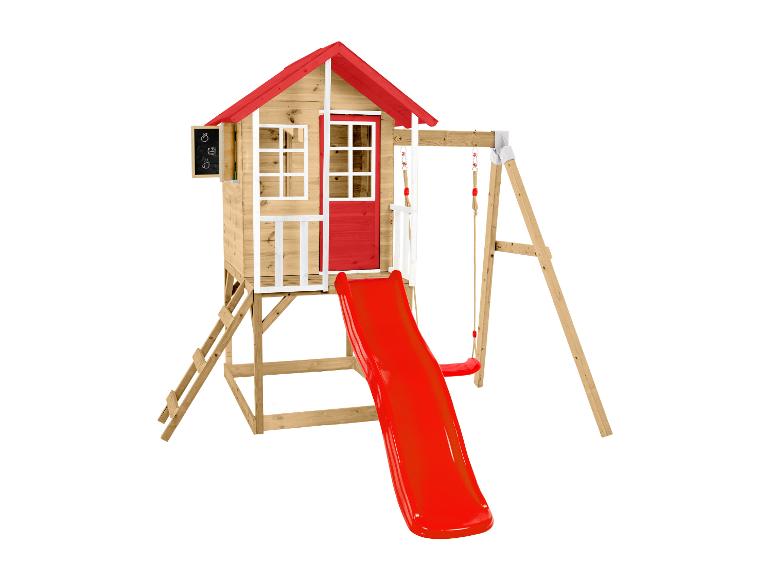 Holzspielhaus mit rotem Dach, roter Rutsche und Schaukel.