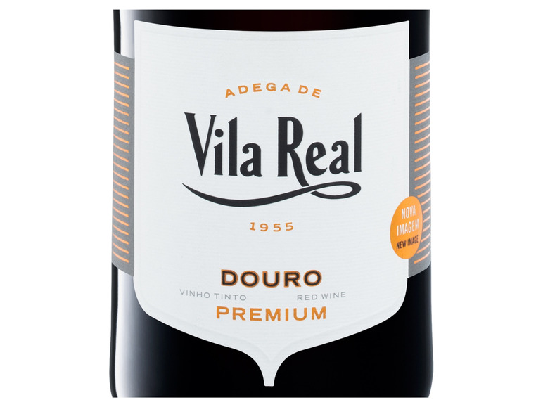 Eine Flasche Vila Real Douro Premium Rotwein.